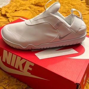 Nike Zoom Pulse Unisex Nursing shoe. White leather. Women’s size 8/ men’s 6.5